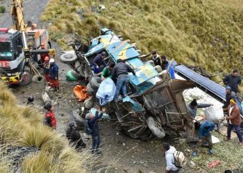 Conductor invadió carril y provoco la muerte de 31 personas y 22 heridos