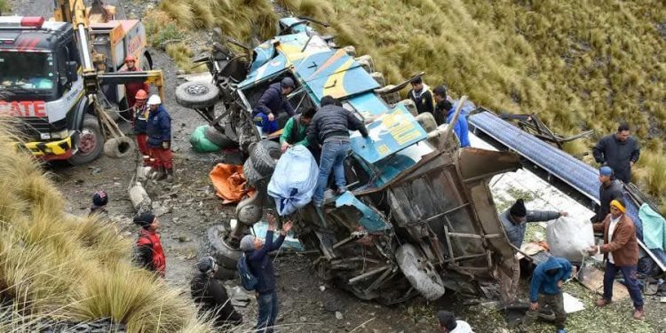 Conductor invadió carril y provoco la muerte de 31 personas y 22 heridos