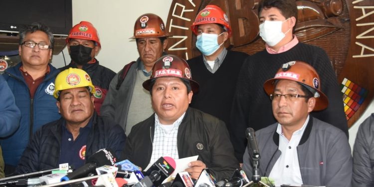 Denuncian que presunto sobrino de Huarachi recibio 40 millones de la CNS