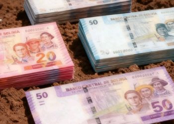 Aglomeración por dinero obliga intervención policial tras siniestro de avión militar