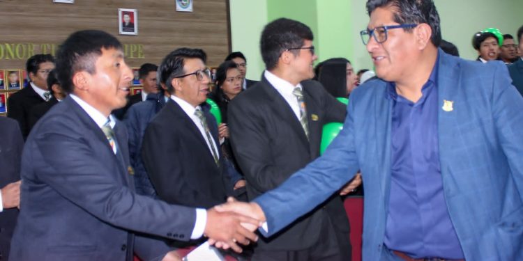 Rector de la UPEA emite su voto y llama a ciudadanos a ejercer su derecho