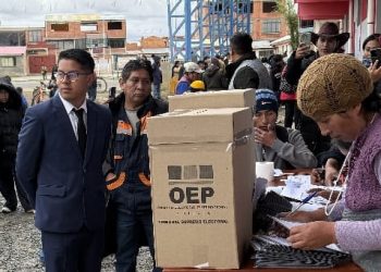 El candidato Beymar Gutiérrez emite su voto en Viacha