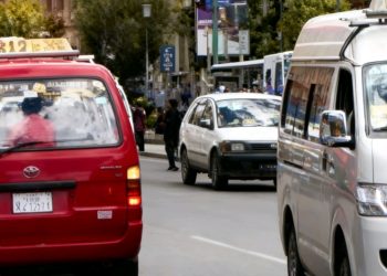 El sector del transporte público de La Paz expresó su molestia por el mecanismo de control de los billetes de la serie B