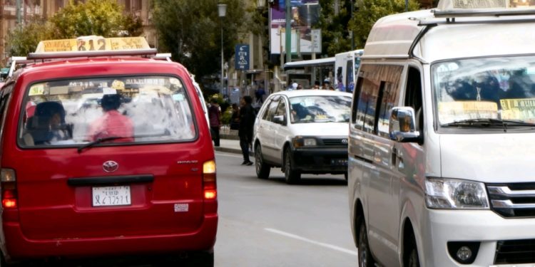 El sector del transporte público de La Paz expresó su molestia por el mecanismo de control de los billetes de la serie B