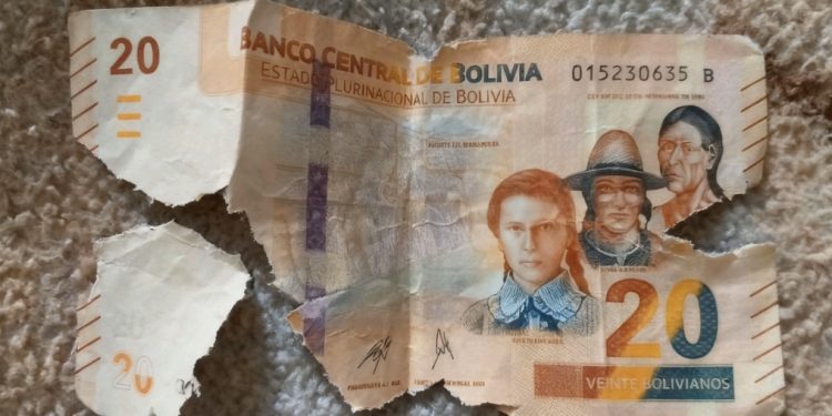 “No hagan daño a la gente pobre”, clama afectada tras recibir billete inválido