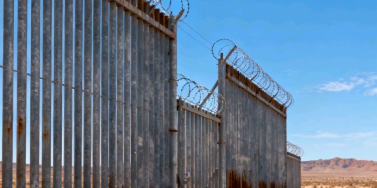 Tras 10 años prófugo, cae hombre acusado de mantener cautiva a una menor