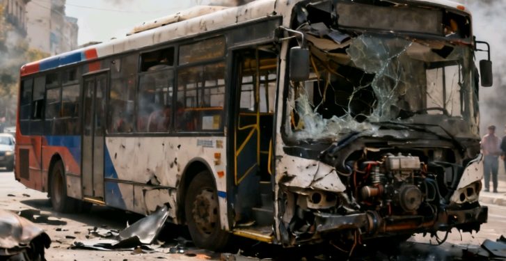 Micro queda destrozado tras colisión con minibús y camión en Santa Cruz