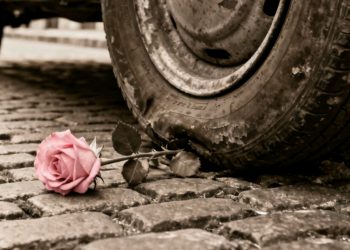 Investigan muerte de joven que cayó de un vehículo en plena vía