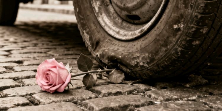 Investigan muerte de joven que cayó de un vehículo en plena vía