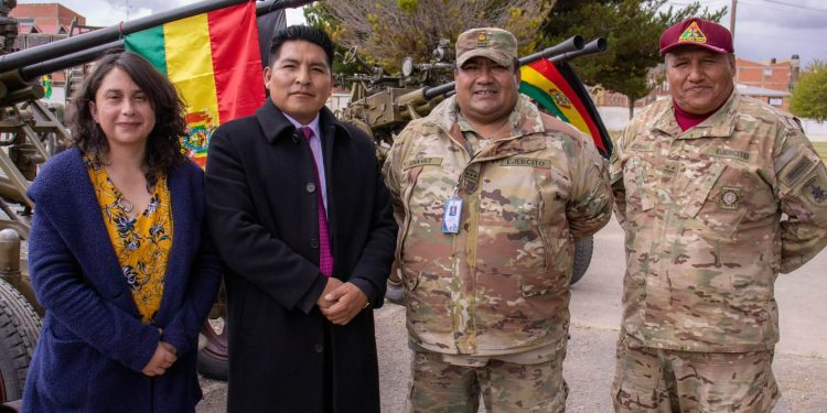 El regimiento Bilbao Rioja de Viacha recibe al experto en Derechos Humanos Curmi Rocha