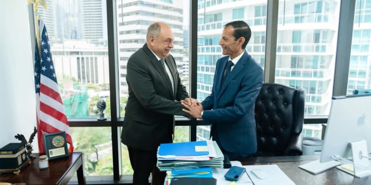 Otto logra compromiso de inversión internacional por $us 3 mil millones