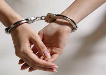 Mujer es detenida tras prueba positiva de sustancia ilícita en Locotal