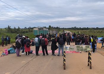 Maestros rurales cercan Cobija y toman Educación en paro de 48 horas