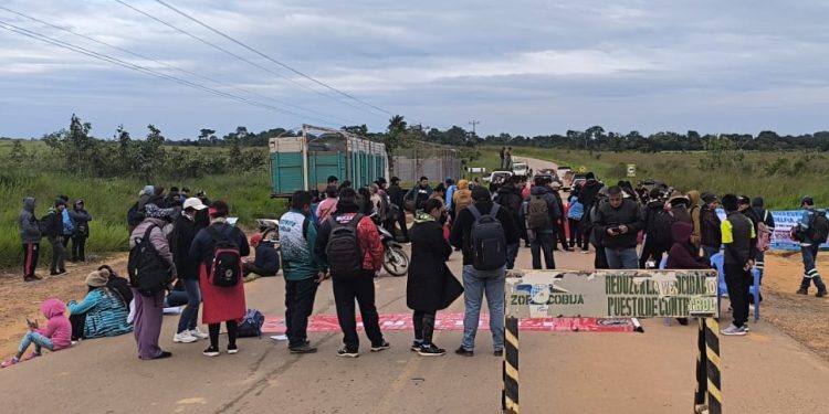 Maestros rurales cercan Cobija y toman Educación en paro de 48 horas